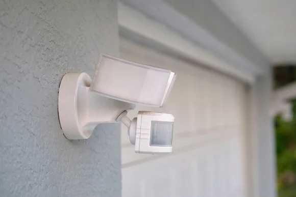 Bewegungsaktivierte Außenleuchte an einer Wand.